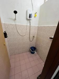 Un baño con ducha con inodoro azul. en Santai DPermai Homestay, en Selama 53 fotos más