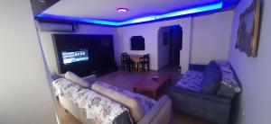 Μια τηλεόραση ή/και κέντρο ψυχαγωγίας στο Your home in Izmir +1 φωτογραφίες