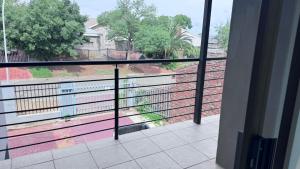 un balcon avec vue sur une rue dans l'établissement SVI Suits, à Bloemfontein