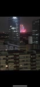 een uitzicht op de skyline van een stad 's nachts bij Suite vue sur la Tour Eiffel in Courbevoie