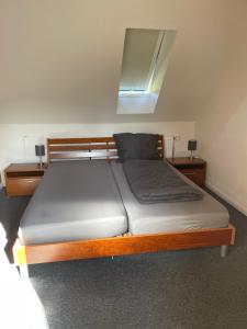 a bed in a room with two dressers and a window at Monteurzimmer - zwischen Hamburg & Lübeck in Todendorf