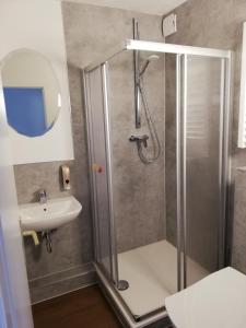 a bathroom with a shower and a sink at Monteurzimmer - zwischen Hamburg & Lübeck in Todendorf