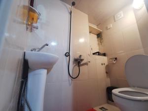 Koupelna v ubytování Harmony Backpackers Hostel + 36 fotografií