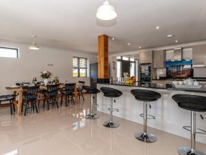 una cocina y comedor con una barra con taburetes en Parrog Point, en Newport