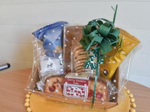 un assortiment de biscuits et autres friandises sur une table dans l'établissement Privet Pod - Uk41394, à Westhead