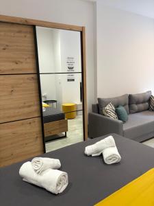 Dos toallas sobre una mesa en la sala de estar en Elysion, en Drama