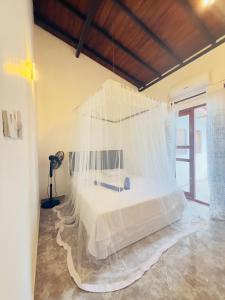 Ένα ή περισσότερα κρεβάτια σε δωμάτιο στο White Swan Villa Unawatuna