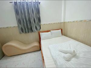 胡志明市Thanh Long Hotel的有两张床和一扇窗户的房间