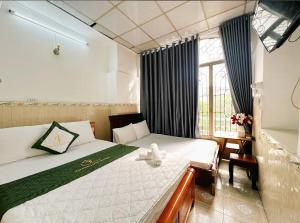 胡志明市Thanh Long Hotel的一间卧室，床上有一只毛绒玩具