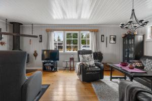 ein Wohnzimmer mit Sofa und Tisch in der Unterkunft Fagerasen 209 by Vacation Trysil in Trysil