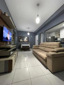 een woonkamer met een bank en een flatscreen-tv bij Opportunity, COP30, Excellent Location! in Belém