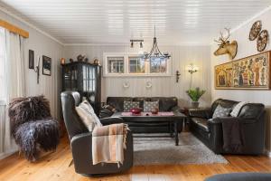 ein Wohnzimmer mit 2 Ledersofas und einem Tisch in der Unterkunft Fagerasen 209 by Vacation Trysil in Trysil