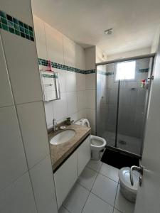 een badkamer met een toilet, een wastafel en een douche bij Opportunity, COP30, Excellent Location! in Belém