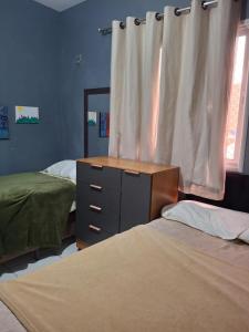 een slaapkamer met twee bedden, een ladekast en een raam bij Opportunity, COP30, Excellent Location! in Belém