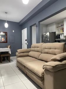 een woonkamer met een bank en een keuken bij Opportunity, COP30, Excellent Location! in Belém