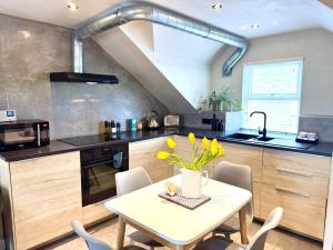 Una cocina o cocineta en Palms 2 - Central, 5 mins walk to beach + parking! 18 fotos más