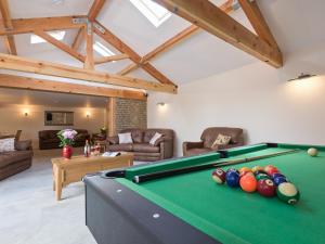 ein Wohnzimmer mit einem Billardtisch in der Unterkunft Eastlands Barn in East Barkwith