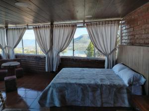 Ένα ή περισσότερα κρεβάτια σε δωμάτιο στο Hospedaje Mágico Arcángel