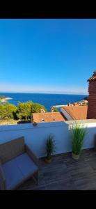 d'un balcon avec un canapé et une vue sur l'océan. dans l'établissement Casa Del Mar, à Mali Lošinj 25 autres photos