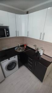 Nhà bếp/bếp nhỏ tại Your Apart in Republic Square