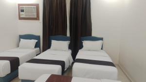 a room with three beds in a room at بيت سلسبيل in Al Madinah