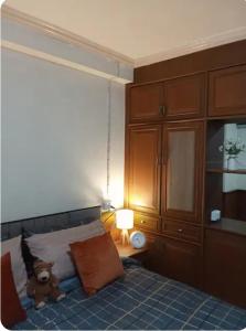 ein Teddybär sitzt auf einem Bett in einem Schlafzimmer in der Unterkunft Foodie heaven in Thonhuri + 27 Fotos