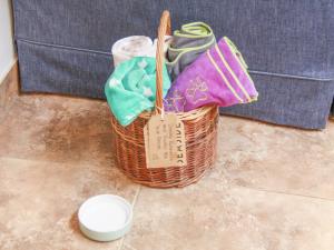 HappisburghにあるGoldfinchのソファの横に座る籠