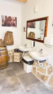 Un baño con dos lavabos y un espejo grande. en Šuma snova, en Malešići