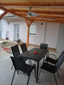 ヴコヴァルにあるKuća za odmor MIRA Vukovarのパティオ(黒いテーブルと椅子付)