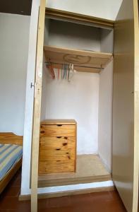 Un armario con una cómoda de madera en un dormitorio. en El lugar soñado, en Mar del Plata 1 foto más