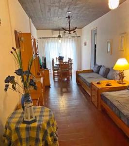 Una sala de estar con una cama y un comedor. en El lugar soñado, en Mar del Plata