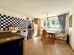 een keuken met een tafel en stoelen erin bij Haus Freistabl in Sölden