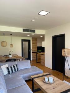 un soggiorno con un divano e un tavolo di Apartmán Pod horami a Čeladná