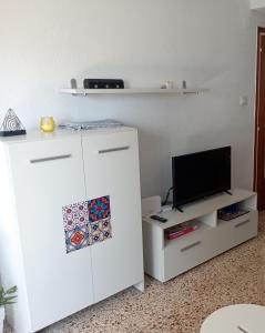Μια τηλεόραση ή/και κέντρο ψυχαγωγίας στο Apartamento playero