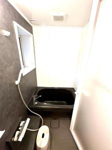 ein kleines Badezimmer mit Toilette und Waschbecken in der Unterkunft 一棟貸し Cottage CASA 屋久島空港近く利便性良し 森に囲まれ静かな一軒家 in Yakushima