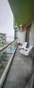 En balkon eller terrasse på SeaView Apartment - Beach Pool & Spa Resort