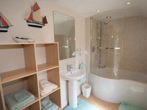 a bathroom with a sink and a tub and a shower at Salters Cottage - E5045 in Wainfleet All Saints +2 photos