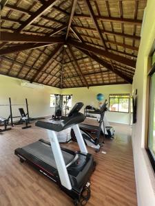 Un gimnasio con cintas de correr y equipos de ejercicio en una habitación. en Carneiros Beach Resort - Flat 111-D, en Praia dos Carneiros
