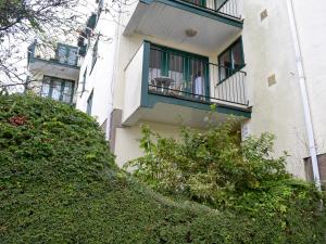 einem Hund, der auf einem Balkon eines Gebäudes sitzt in der Unterkunft Pine Rigg - Quarry Rigg in Bowness-on-Windermere