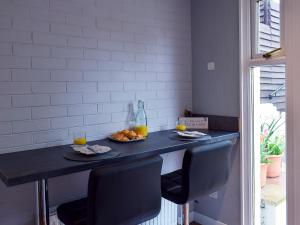 CeresにあるMorrice Houseのテーブル(椅子2脚付)とオレンジジュース2杯 +18枚の写真