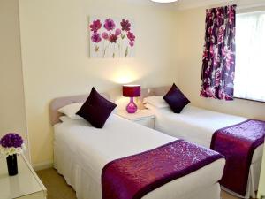 Saint CleerにあるTrevarno - B6527の窓のある小さな部屋にベッドが2つある