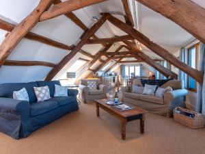 een woonkamer met blauwe banken en een tafel bij Lighthouse Watch in Saint Nicholas +30 foto's