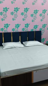 En eller flere senge i et værelse på Hotal rama krishna