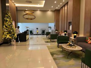 ein Weihnachtsbaum in der Lobby eines Hotels in der Unterkunft 95 Sqm Flawless Seaview Luxurious Modern 2 Bedrooms Facing Manila Bay Sunset, Airports, Okada, Solaire, MOA with free parking in Manila + 37 Fotos