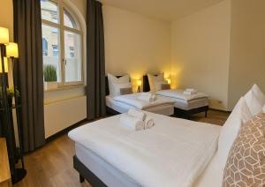 une chambre d'hôtel avec deux lits et une fenêtre dans l'établissement YFB-170m2 Apartment für bis zu 15, modern, 1min zu UBahn, Ruhige Lage, Parkplätze, WIFI, Netflix, Kindergerecht, à Nuremberg