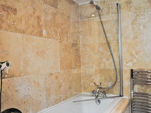 eine Dusche im Bad mit Badewanne in der Unterkunft The Little Stone Cottage in Loftus + 3 Fotos