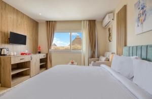 Postel nebo postele na pokoji v ubytování Lumora Pyramids InN