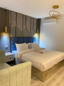 Postel nebo postele na pokoji v ubytování Lumora Pyramids InN