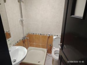 Ένα μπάνιο στο Furnished 2bhk in Shabiya 11