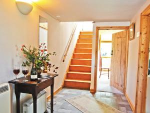 Henrys MoatにあるThe Granary - Hw7187の階段とワイングラスが置かれたテーブルのある廊下